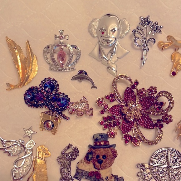 38 various Brooches and pins. Mostly metal. #20 - Picture 2 of 12